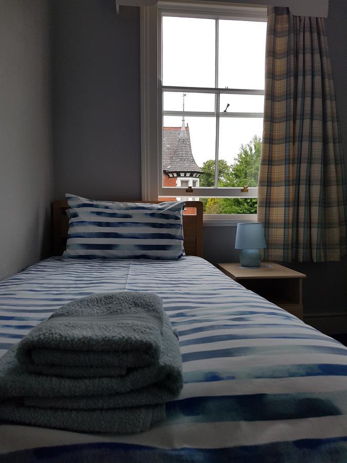 Alexandra Lodge Guest House Честер Экстерьер фото